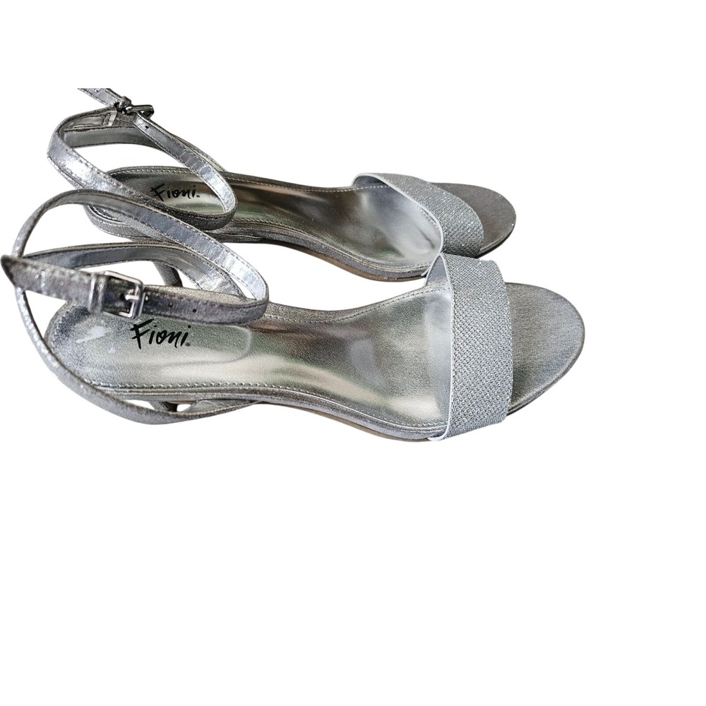 Fiony silver‎ kitten heel sandal size 9w glitter strappy